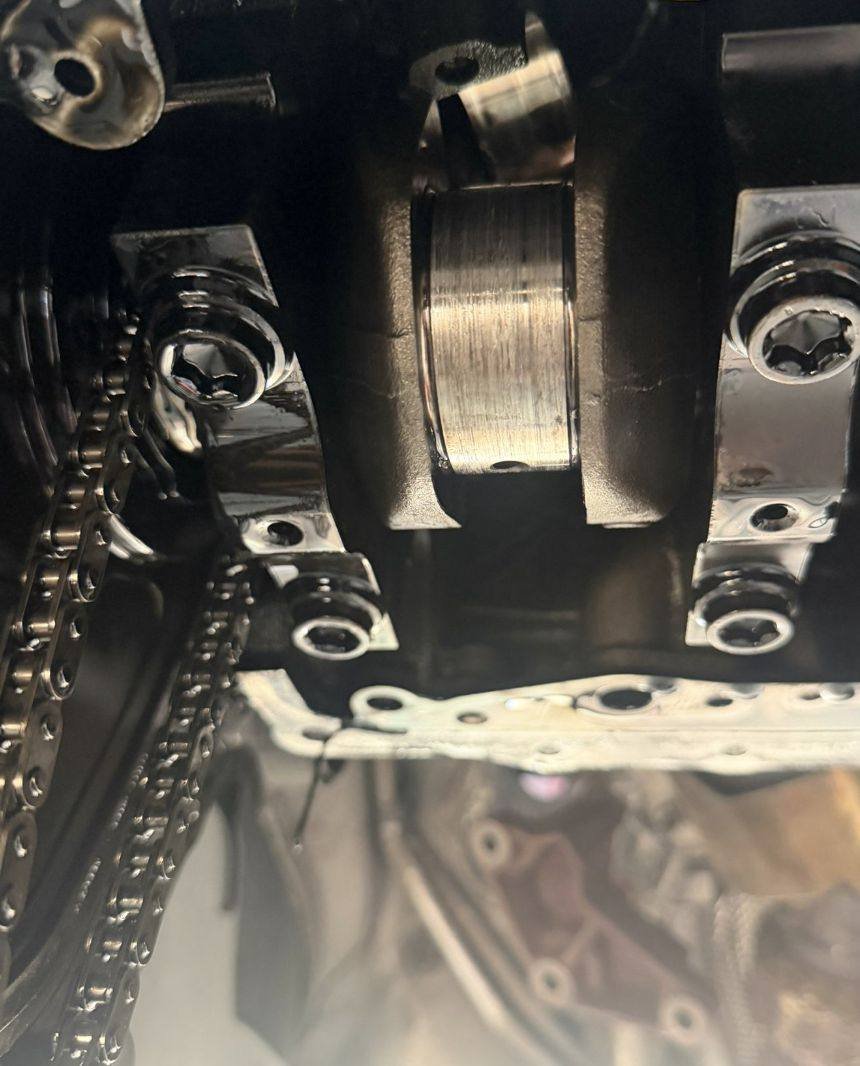 Timing chain and engine internals during a repair